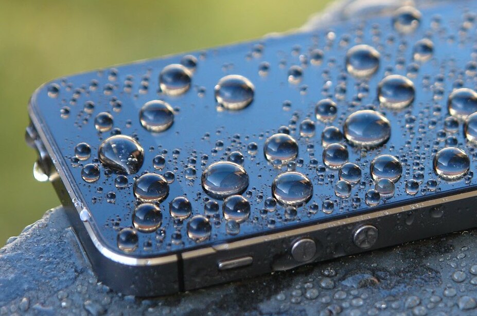Как очистить айфон от воды